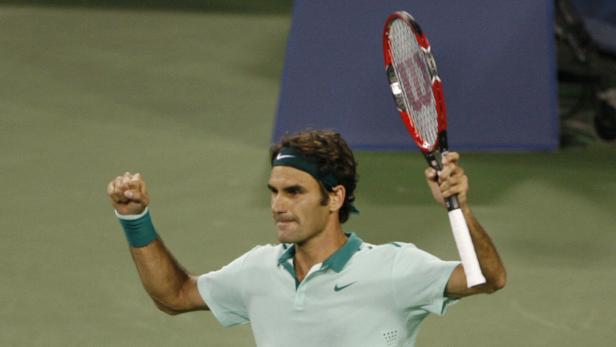 Roger Federer feiert mit geballter Faust und Tennisschläger in der Hand.