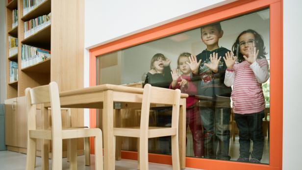 &quot;Jedes Zimmer hat eine eigene Farbe. Das erleichtert die Orientierung der Kinder und sie erkennen ihren Gruppenraum von außen wie innen.&quot; - Monika Lischka, Leiterin des Kindergartens in Wels.