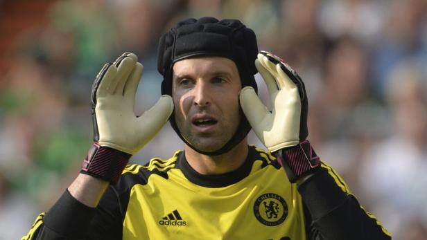 Petr Čech, der Torwart von Chelsea, mit seiner typischen Kopfbedeckung und Torwarthandschuhen.