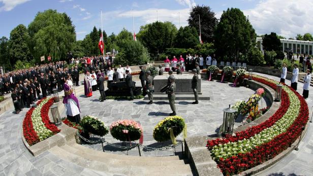 Seit 1951 werden die Bundespräsidenten der Zweiten Republik am Wiener Zentralfriedhof mit allen Ehren beigesetzt. Bild: Begräbnis von Kurt Waldheim