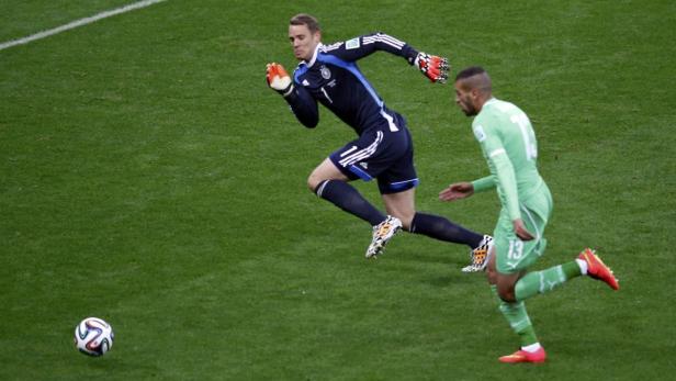 Manuel Neuer läuft während eines Fußballspiels aus seinem Tor.