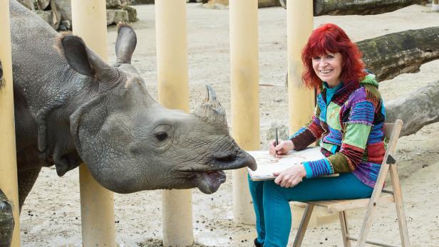 Margit König mit Nashornweibchen Sundari