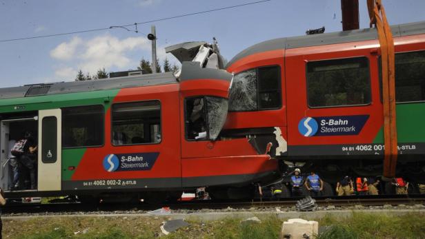 Bei der Kollision der Züge starben ein Lokführer und ein Fahrgast.