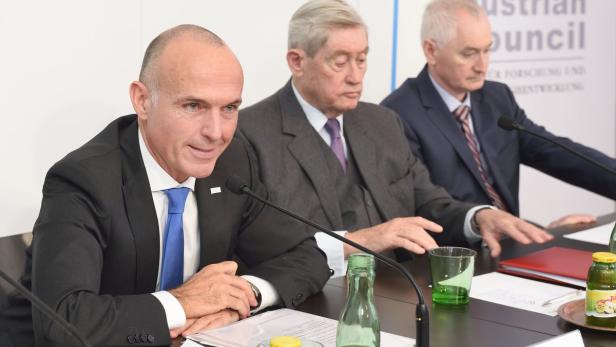 Minister Klug, Hannesd Androsch (m), AIT-Geschäftsführer Plimon wollen mehr Forschung.