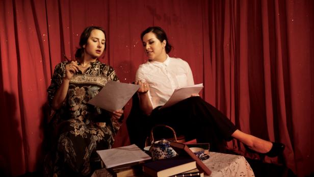 Denise Teipel als Virginia Woolf und Cristina Maria Ablinger in der Rolle der Vita Sackville-West