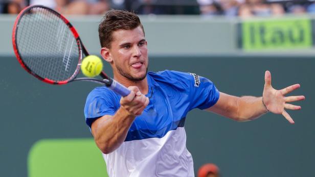 Dominic Thiem schlägt einen Tennisball mit seiner Rückhand.