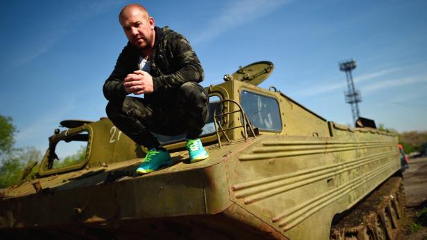 Dinko Valev (auf einem seiner alten Panzer) sieht sich als Kämpfer gegen Terroristen