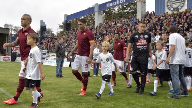 Bubenträume: Die Jugend durfte die Roma-Spieler aufs Feld führen.