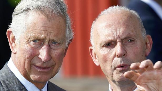 König Charles III. im Gespräch mit einer anderen Person.