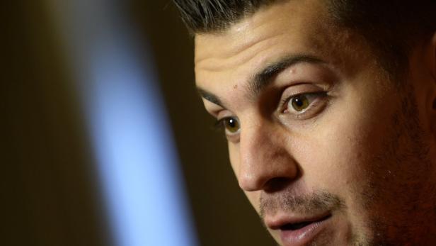 Nahaufnahme vom Gesicht eines Mannes mit braunen Augen.