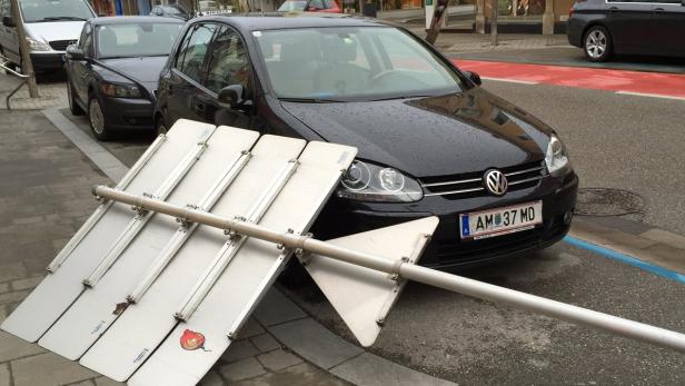 Umgestürztes Schild beschädigte geparkten Wagen