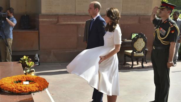Kate hatte bei Kranzniederlegung mit ihrem Kleid zu kämpfen.