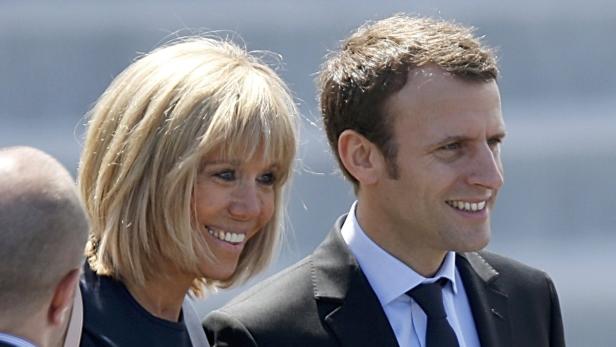 Präsident Macron kommt mit seiner Frau Brigitte
