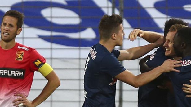 Fußballspieler von Red Bull jubeln, während ein anderer Spieler abseits steht.