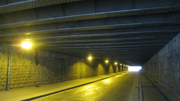 Weißes Licht am Ende des Tunnels: Die Mooslackengasse muss unter der Bahn durch