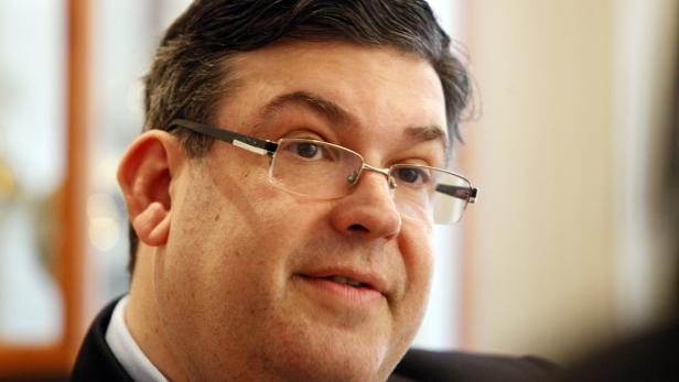 Ein Mann mit Brille blickt in die Kamera.