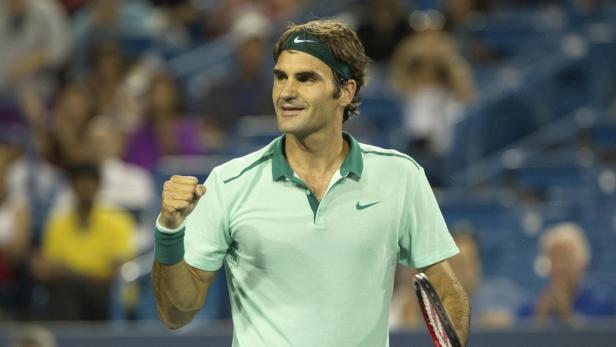 Roger Federer ballt die Faust auf dem Tennisplatz.