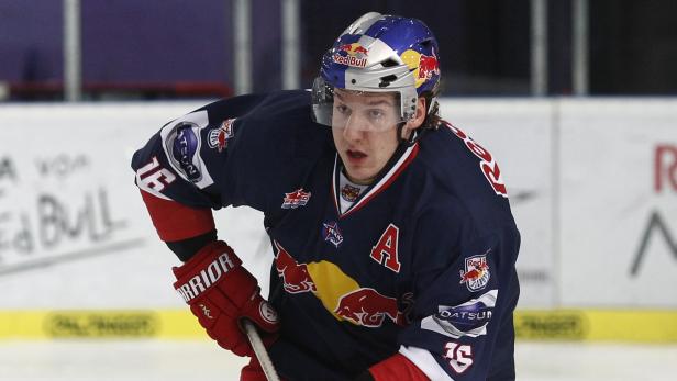 Ein Eishockeyspieler der Red Bulls in Spielkleidung auf dem Eis.