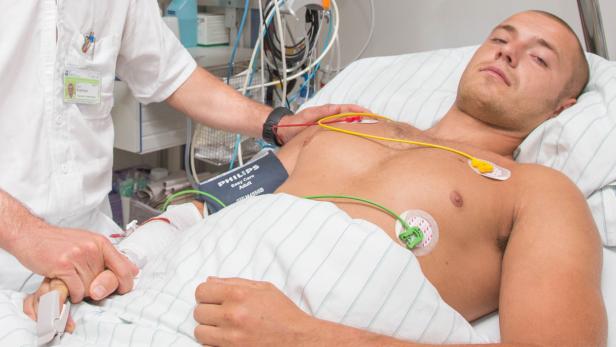 Marek Gizowsky im Krankenbett.