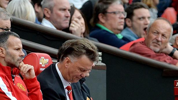 Louis van Gaal und Ryan Giggs sitzen während eines Spiels auf der Bank.