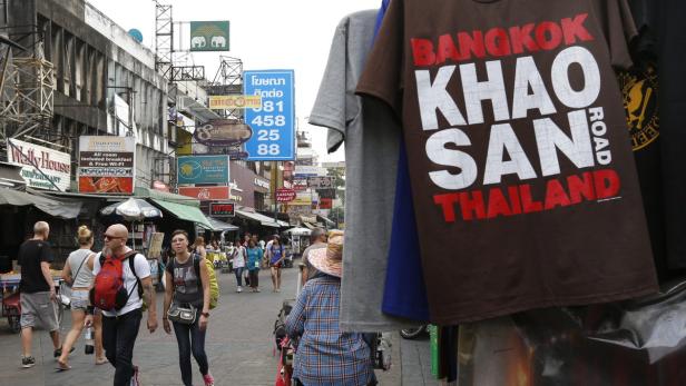Touristen in der berühmten Khao San Road in Bangkok.