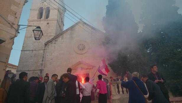 Hochzeit auf kroatisch: Vor der Kirche in Cavtat leuchtet an diesem Tag nicht nur das Abendrot