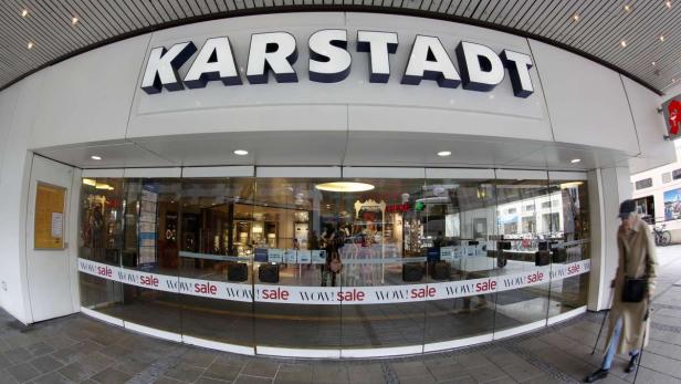 Der Eingang zu einem Karstadt-Warenhaus mit „WOW! Sale“-Aufklebern auf den Glastüren.