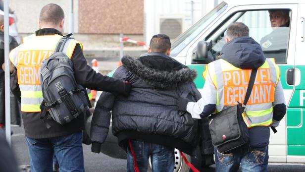 Bild: Deutsche Polizisten begleiten einen straffällig gewordenen Asylbewerber zu seinem Abflug.
