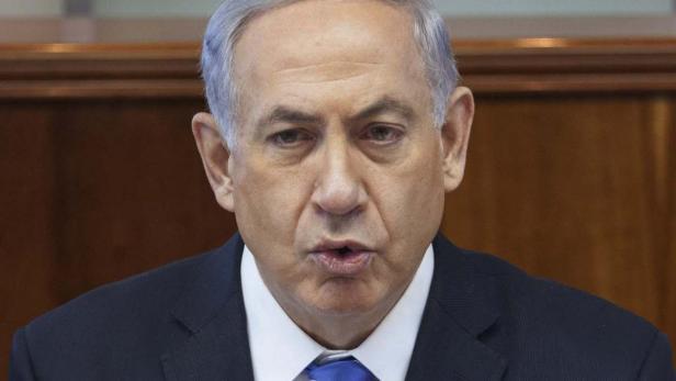 Nahaufnahme von Benjamin Netanjahu in einem dunklen Anzug und einer blauen Krawatte.