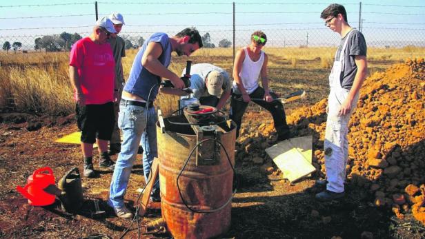 Das HTL-Team reiste Ende Juni mit Projektleiter Erhard Halmer nach Johannesburg, um die „Ithuba Community School“ auszubauen