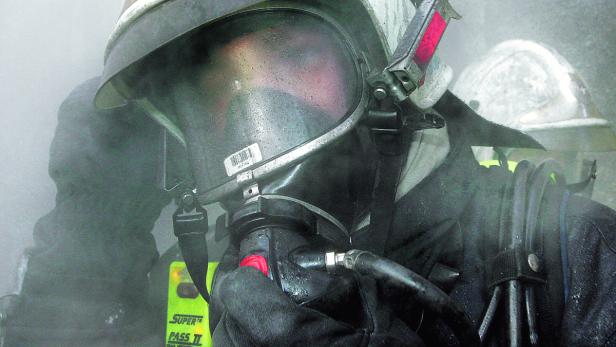 Einsätze mit Atemschutzgeräten sind Extremsituationen. Deswegen müssen Feuerwehrleute alle fünf Jahre zur Leistungsuntersuchung