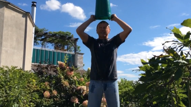"Ice Bucket Challenge": Armin Wolf macht sich nass