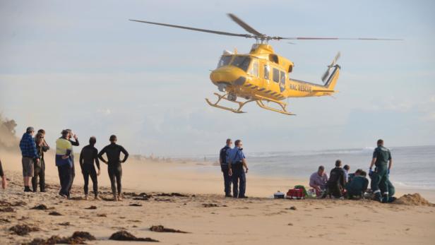 Der Rettungshubschrauber landet am Falcon Beach, südlich von Perth.