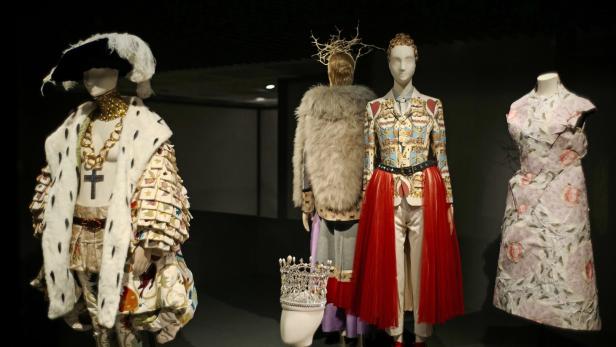 Vulgäre Mode im Belvedere: Attacken auf das Graumausige