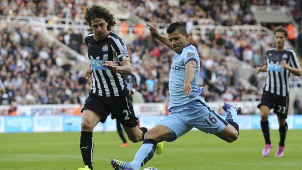 Sergio Agüero schießt den Ball während eines Fußballspiels.