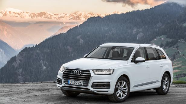 Ein weißer Audi Q7 vor einer Bergkulisse.