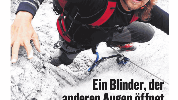 Der blinde Bergsteiger Andy Holzer klettert in den Bergen.