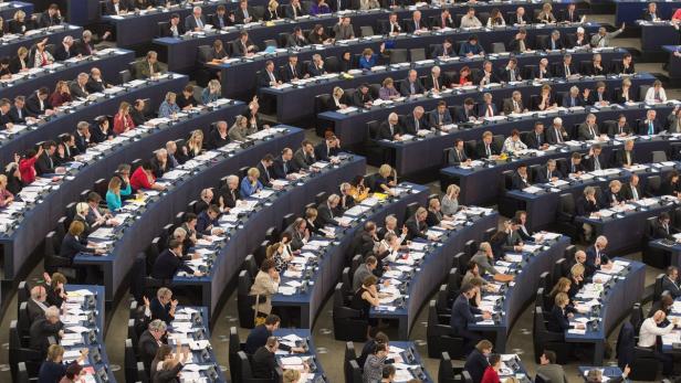 Eine Sitzung des Europäischen Parlaments mit zahlreichen Abgeordneten.