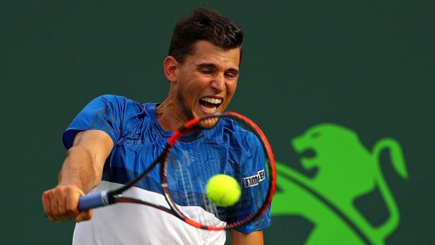 Dominic Thiem schlägt einen Tennisball während eines Spiels.