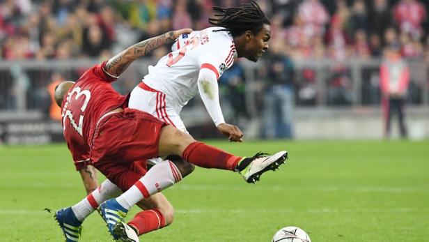 Zwei Fußballspieler kämpfen um den Ball auf dem Spielfeld.