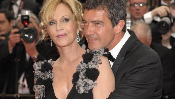 Melanie Griffith und Antonio Banderas posieren auf dem roten Teppich für Fotografen.