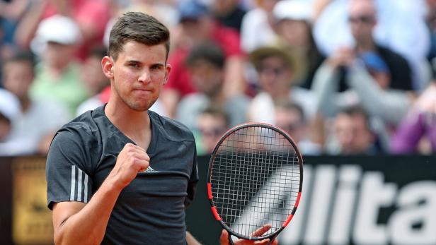 Dominic Thiem ballt die Faust mit einem Tennisschläger in der Hand.