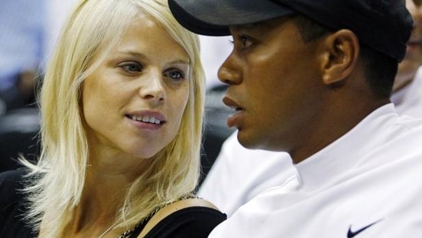 Tiger Woods spricht mit einer blonden Frau.