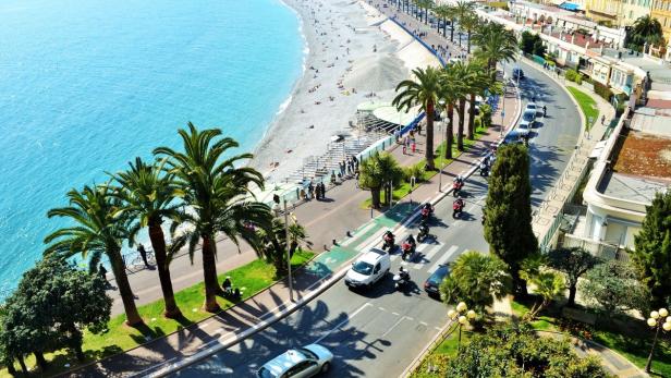 Die Promenade des Anglais an der Biegung zur Altstadt.