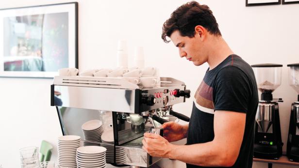 Simon Huber ist der „Head-Barista“ im Kaffemik. Jedes Monat wird eine andere europäische Kaffeerösterei präsentiert