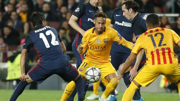 Neymar dribbelt im gelben Barcelona-Trikot gegen mehrere Gegenspieler.