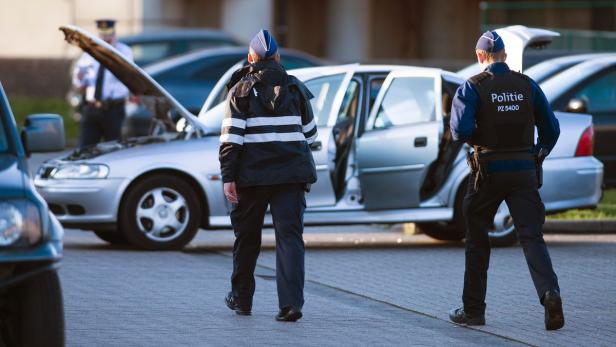 Brüsseler Polizei auf der Spur eines Verdächtigen am Dienstag.