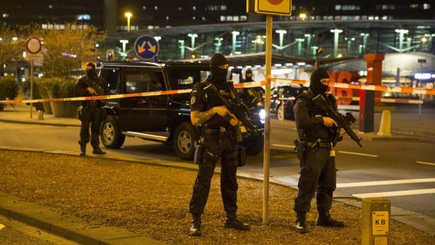 Ein Großaufgebot an Polizisten patroullierte vor dem Flughafengebäude.