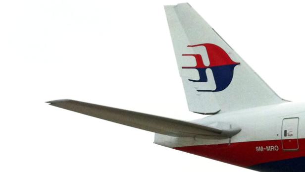 Das Heck einer Maschine der Fluggesellschaft Malaysia Airlines mit dem Logo auf dem Leitwerk.