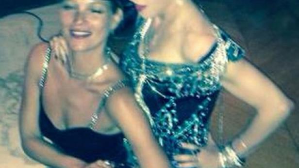 Madonna und Kate Moss posieren in Kleidern im Stil der 1920er Jahre.